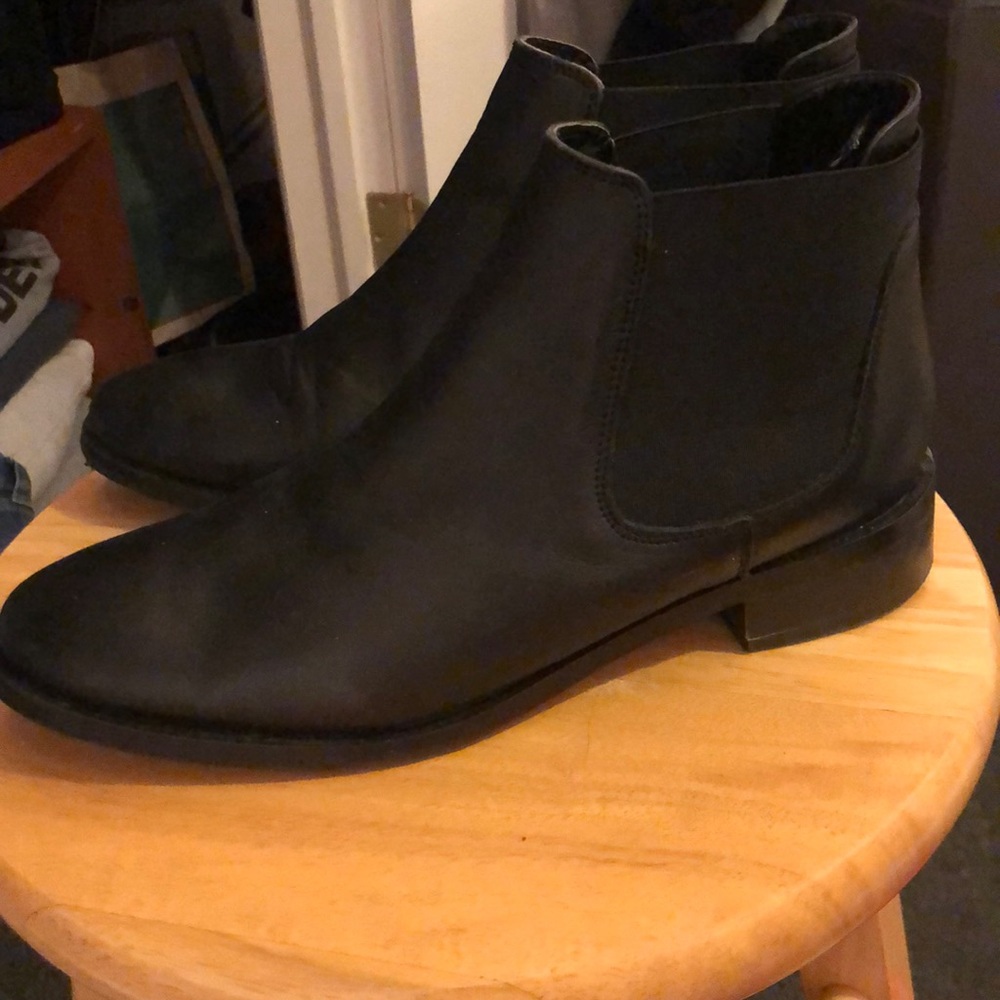 Women’s black chelsea boot
